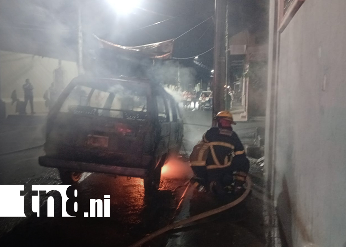 Foto: Fuego devora vehículo en el barrio Zaragoza, León /TN8
