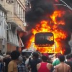 Pánico en Brasil: Autobús escolar se incendia tras falla de frenos Foto: 55 estudiantes escapan de autobús en llamas en Brasil /Cortesía