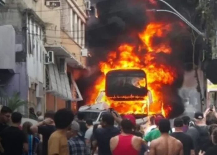 Foto: 55 estudiantes escapan de autobús en llamas en Brasil /Cortesía Foto: 55 estudiantes escapan de autobús en llamas en Brasil /Cortesía