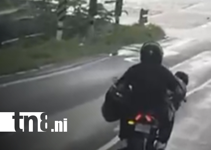 Foto: Indignación en redes: motociclista ebrio conduce con un niño en Chinandega / TN8.ni