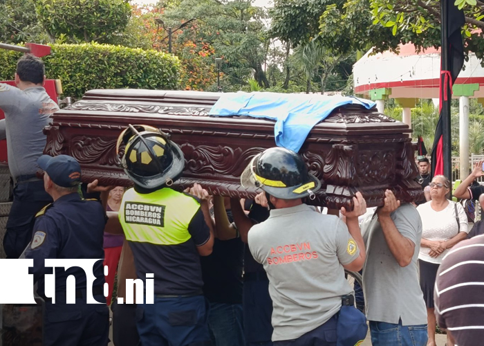FOTO: Nindirí llora a su héroe: despiden al bombero José Luis Aguinaga/TN8