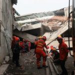 Cifra de víctimas aumenta a 60 tras el desplome de edificio religioso en Indonesia Foto: Fatal derrumbe en sala de oración en Indonesia /Cortesía