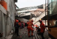 Cifra de víctimas aumenta a 60 tras el desplome de edificio religioso en Indonesia Foto: Fatal derrumbe en sala de oración en Indonesia /Cortesía