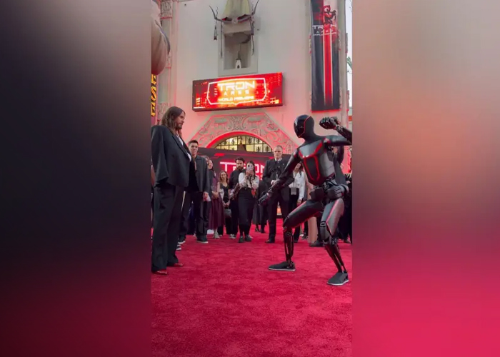 Foto: El robot de Tesla muestra habilidades /cortesía