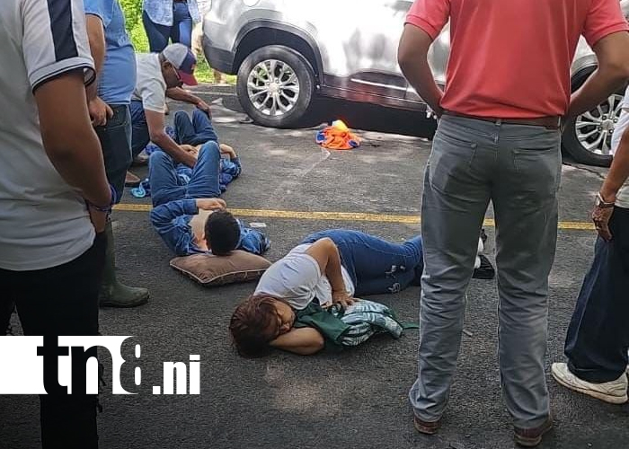 Foto: accidente en carretera de La Trinidad; socorristas actúan de inmediato/TN8