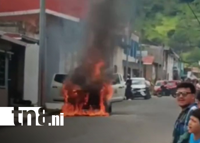 Foto: ¡Alerta en Jinotega! Camioneta de SUN Products se incendia en plena calle/TN8