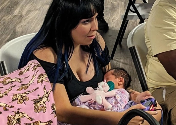 Foto: mamá gamer que arrasó en Mortal Kombat mientras cargaba a su bebé/Cortesía