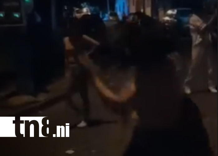 Foto: Waspam Sur! Dos jovencitas desatan su furia en plena vía pública/TN8