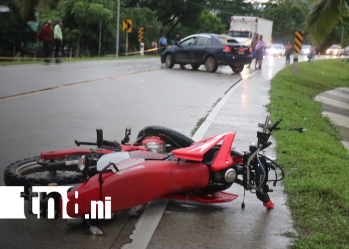 Foto: Choque frontal entre motocicleta y automóvil deja dos lesionados en Mongallo, Siuna/TN8