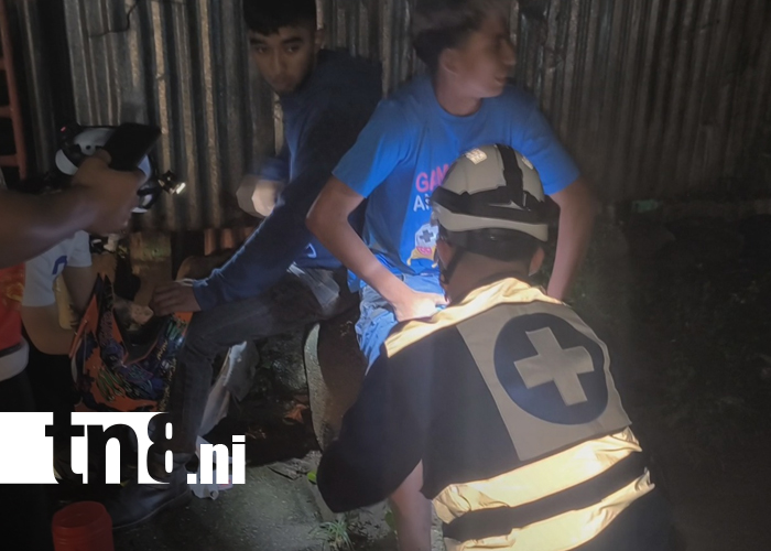 Foto: Motociclistas lesionados tras chocar con taxi cerca del Parque de la Familia en Estelí/TN8