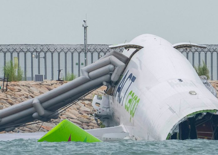 2 Foto: Investigan causas del accidente de avión en Hong Kong/Cortesía