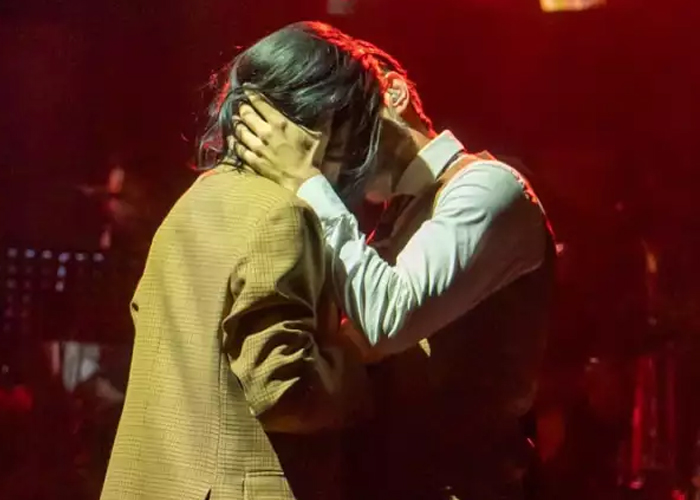 Foto: Entre música y luces, Cazzu y Gonzalo Gerber muestran una conexión que enciende las redes/Cortesía