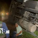 Rastra se vuelca en la peligrosa vuelta Las Ñámbaras, Santo Tomás, Chontales Foto: Rastra se vuelca en curva peligrosa de Chontales/TN8