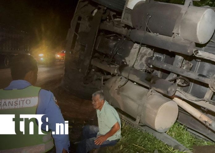 Foto: Rastra se vuelca en curva peligrosa de Chontales/TN8