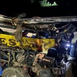 Choque de dos autobuses deja más de 60 muertos en Uganda Foto: Choque frontal destruye dos autobuses en Uganda/ Cortesía