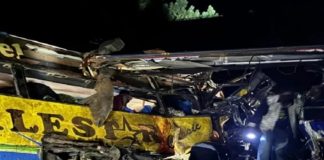 Foto: Choque frontal destruye dos autobuses en Uganda/ Cortesía