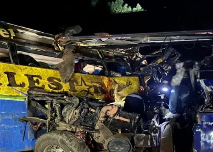 Foto: Choque frontal destruye dos autobuses en Uganda/ Cortesía Foto: Choque frontal destruye dos autobuses en Uganda/ Cortesía