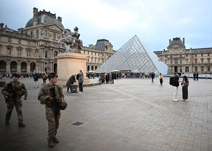 Foto: Shock por robo en el Louvre /cortesía