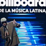 Bad Bunny emocionado al recibir el Premio Billboard Artista del Siglo 21 Foto: Bad Bunny en los Billboard 2025 /cortesía