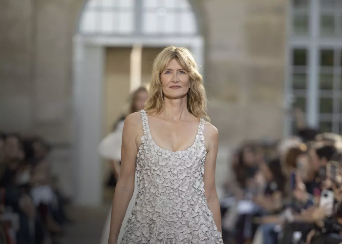 Foto: Laura Dern en Paris Fashion Week 2025 /cortesía