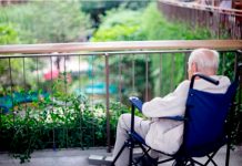 Hombre muere en una silla mientras visitaba a su tío en un ancianato de EE.UU. EE.UU.