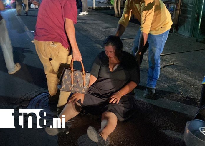 Foto: Motociclista pierde el control y atropella a una mujer en Juigalpa/TN8 Foto: Motociclista pierde el control y atropella a una mujer en Juigalpa/TN8