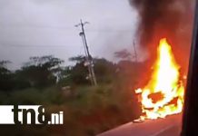 Camión se incendia en la Cuesta El Plomo, Managua tras aparente falla eléctrica Foto: Falla eléctrica convierte camión en una bola de fuego en la Cuesta El Plomo/TN8