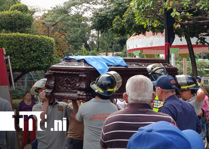 FOTO: Nindirí llora a su héroe: despiden al bombero José Luis Aguinaga/TN8