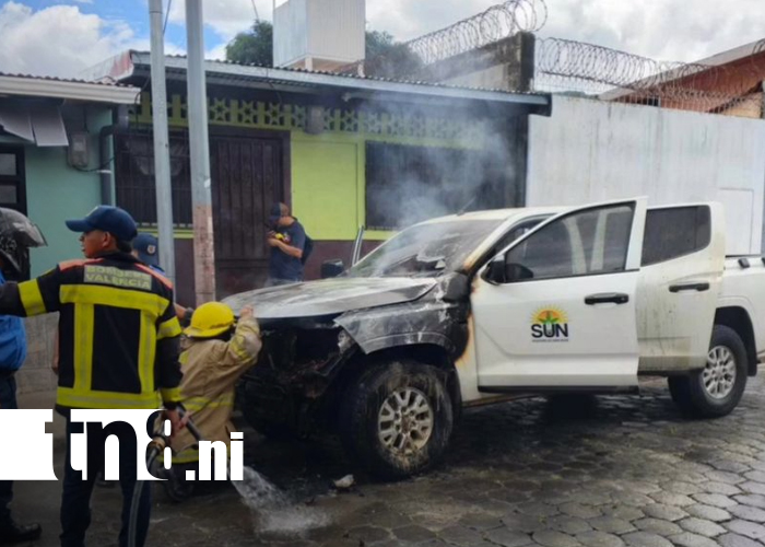 Foto: ¡Alerta en Jinotega! Camioneta de SUN Products se incendia en plena calle/TN8