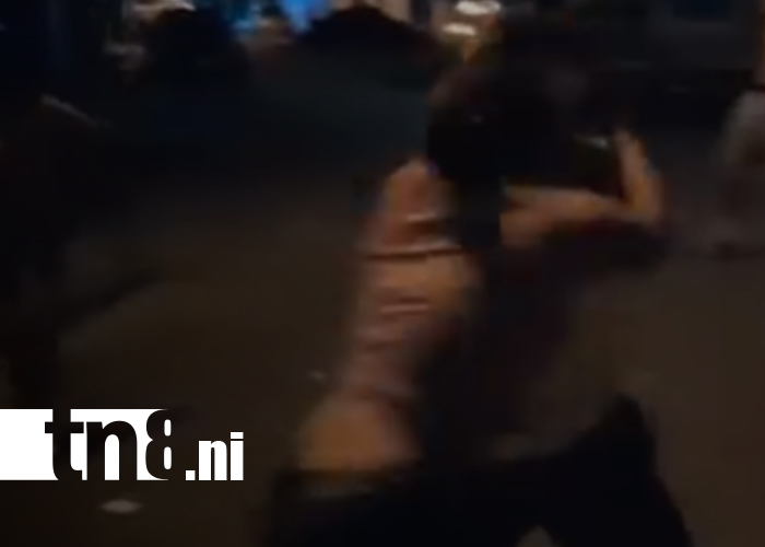 Foto: Waspam Sur! Dos jovencitas desatan su furia en plena vía pública/TN8
