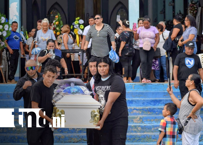 Foto: Bluefields llora la partida de Luis Francisco Flores González/TN8