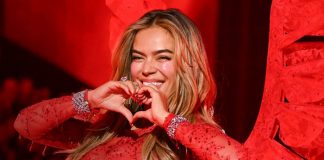 Karol G deslumbra al modelar en el Victoria’s Secret Fashion Show 2025