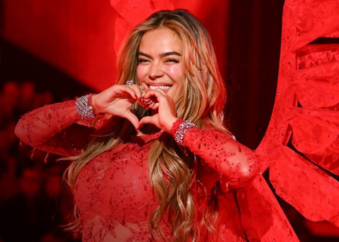 Karol G deslumbra al modelar en el Victoria’s Secret Fashion Show 2025 Karol G deslumbra al modelar en el Victoria’s Secret Fashion Show 2025