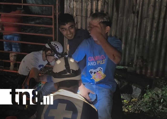 Foto: Motociclistas lesionados tras chocar con taxi cerca del Parque de la Familia en Estelí/TN8