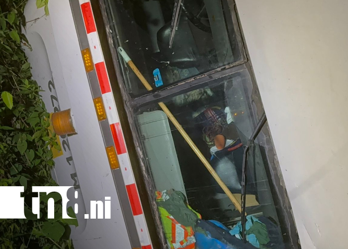 Foto: Rastra se vuelca en curva peligrosa de Chontales/TN8