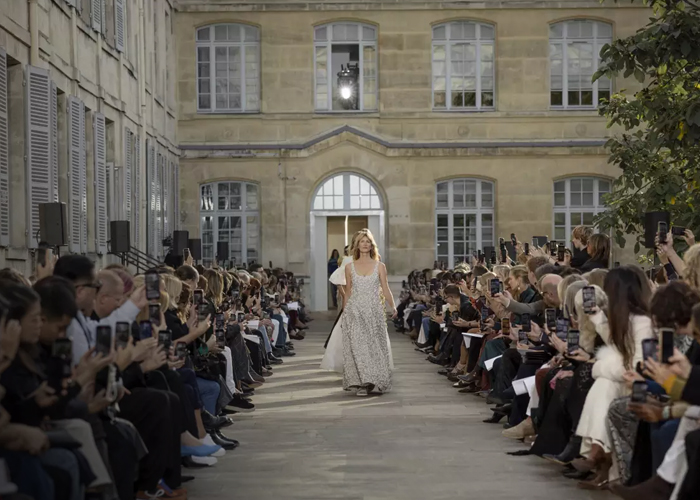 Foto: Laura Dern en Paris Fashion Week 2025 /cortesía