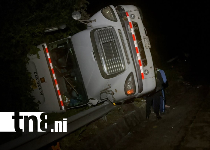 Foto: Rastra se vuelca en curva peligrosa de Chontales/TN8