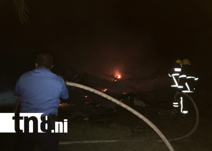 Foto: Rayo cae sobre una vivienda en Bluefields y la reduce a cenizas/TN8 Foto: Rayo cae sobre una vivienda en Bluefields y la reduce a cenizas/TN8