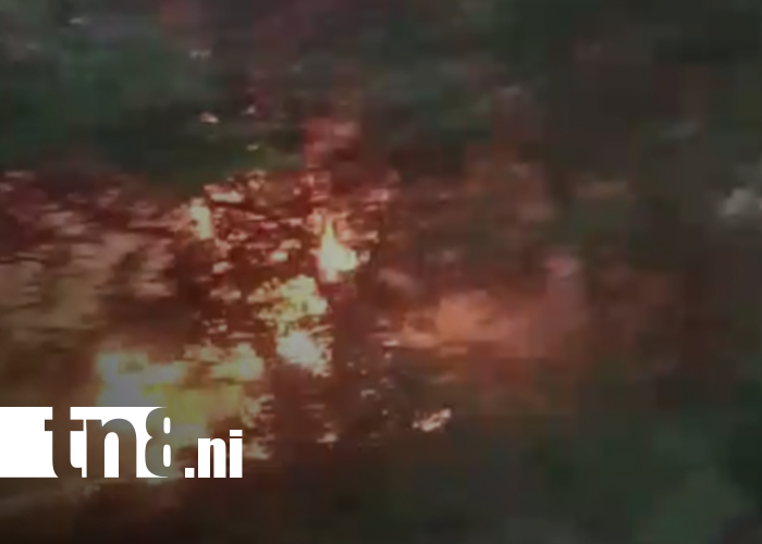 Foto: Falla eléctrica convierte camión en una bola de fuego en la Cuesta El Plomo/TN8