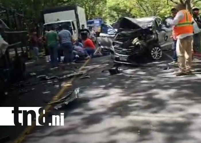 Foto: accidente en carretera de La Trinidad; socorristas actúan de inmediato/TN8