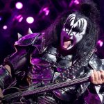 Esposa de Gene Simmons calma a los fans: el bajista de KISS ya se recupera en casa Foto: Gene Simmons se desmaya al volante /Cortesía