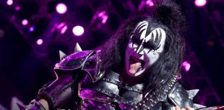 Foto: Gene Simmons se desmaya al volante /Cortesía