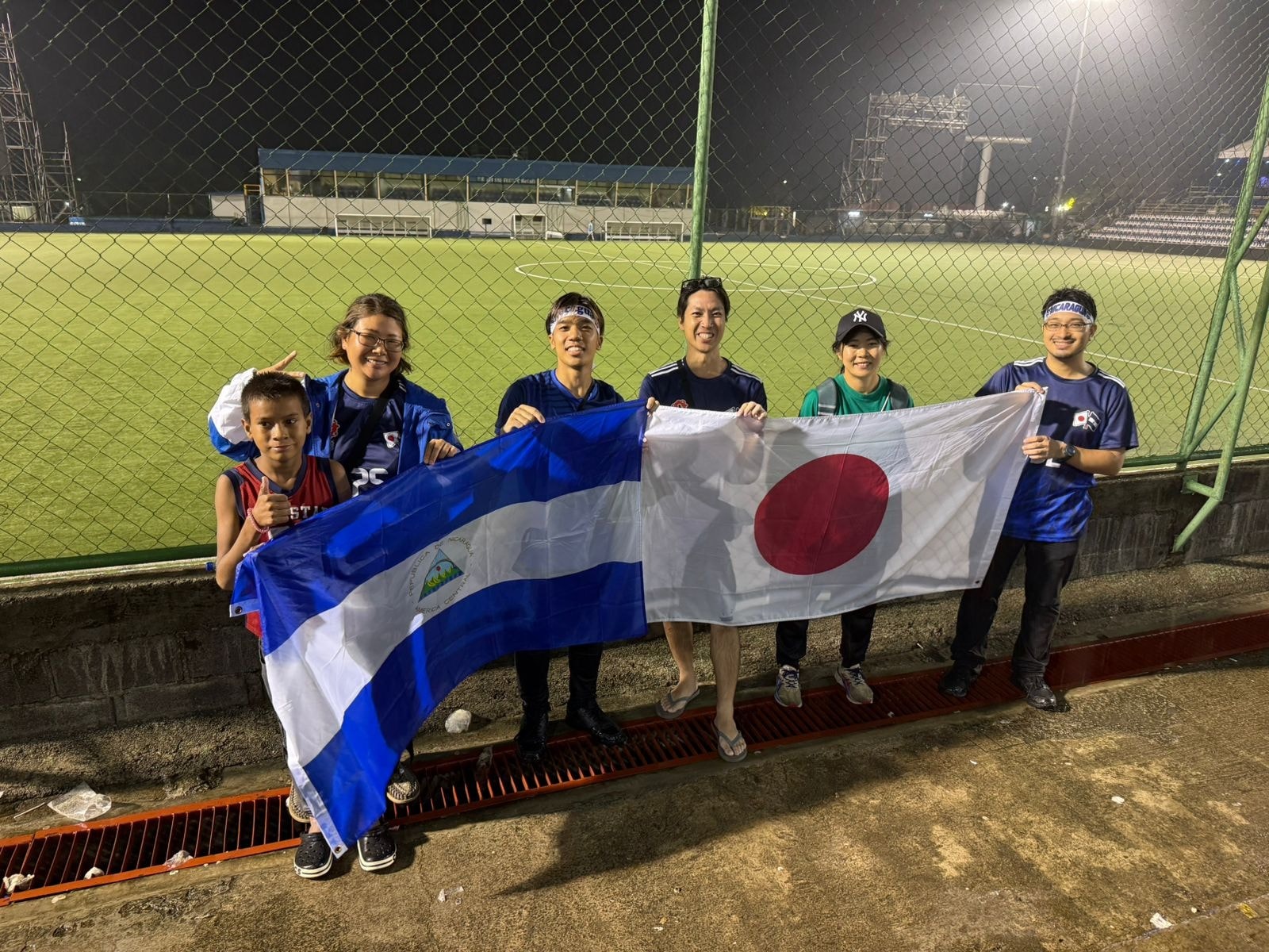 Foto: Japoneses ayudan en labores de limpieza en el Estadio de Fútbol de Nicaragua