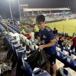 Estadio de Fútbol de Nicaragua parecía un chiquero (y los japoneses tuvieron que limpiar) Foto: Japoneses ayudan en labores de limpieza en el Estadio de Fútbol de Nicaragua