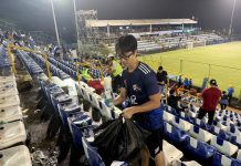 Estadio de Fútbol de Nicaragua parecía un chiquero (y los japoneses tuvieron que limpiar) Foto: Japoneses ayudan en labores de limpieza en el Estadio de Fútbol de Nicaragua