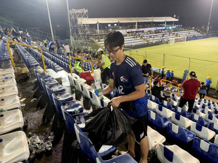 Foto: Japoneses ayudan en labores de limpieza en el Estadio de Fútbol de Nicaragua Foto: Japoneses ayudan en labores de limpieza en el Estadio de Fútbol de Nicaragua