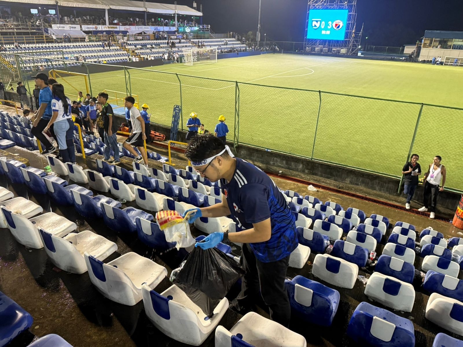 Foto: Japoneses ayudan en labores de limpieza en el Estadio de Fútbol de Nicaragua