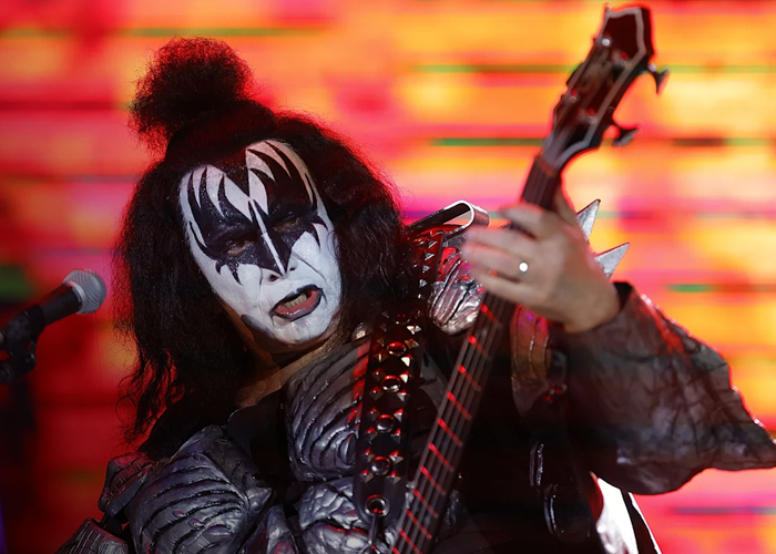 Foto: Gene Simmons se desmaya al volante /Cortesía