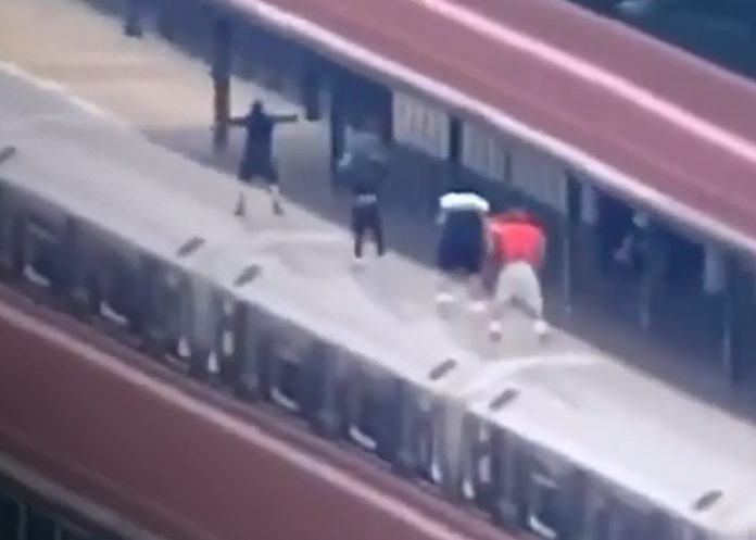 Adolescentes mueren haciendo el trend ‘subway surfing’ Adolescentes mueren haciendo el trend ‘subway surfing’