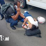 Pasajera de motocicleta se salva de morir bajo las llantas de un bus en Managua